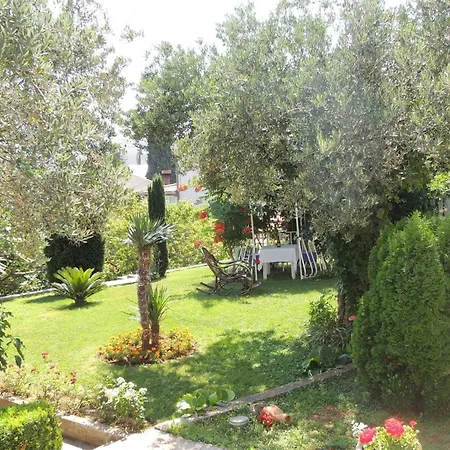 Travarevic - Two-bedroom Duplex 6 Adults Apartment *
