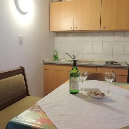 Travarevic - Two-bedroom Duplex 6 Adults