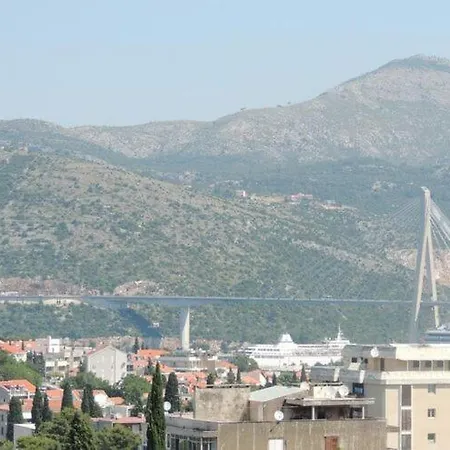 Travarevic - Two-bedroom Duplex 6 Adults Apartment *